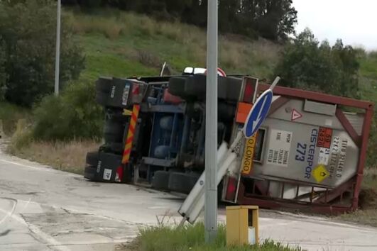 Camião cisterna com carga inflamável despista-se em Setúbal