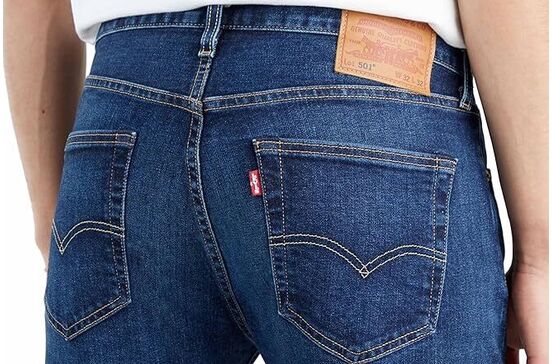 Detalhe de calças de ganga azuis Levi's 501