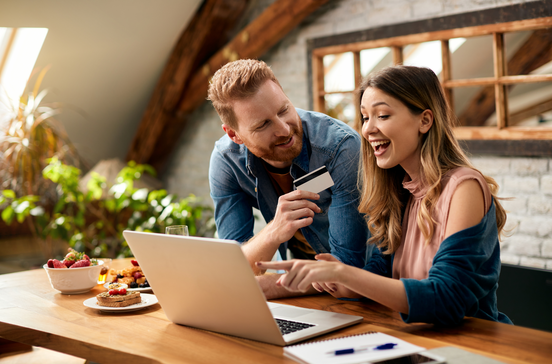 Casal faz compras online com cartão e encontra ofertas do dia