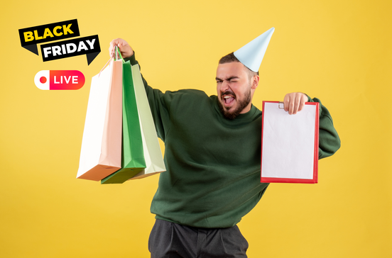 Direto da Black Friday: homem celebra com compras e bloco de notas