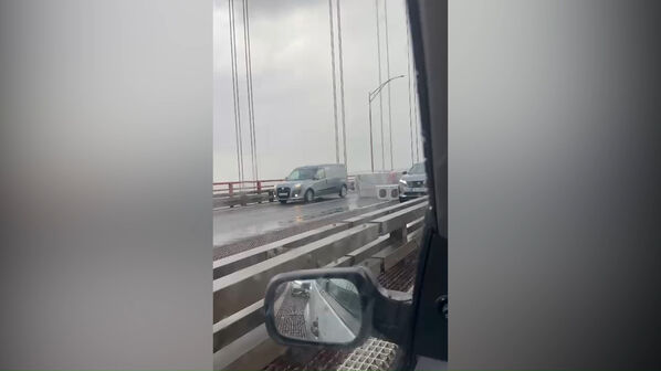 Mercadoria perdida no meio da Ponte 25 de Abril. Veja as imagens 