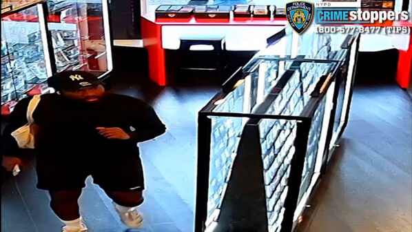 Homem procurado por roubar 8 mil euros em cartas colecionáveis de basebol e Pokémon em Nova Iorque