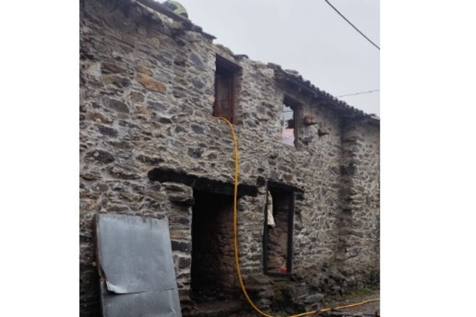 Incêndio destrói habitação em Bragança