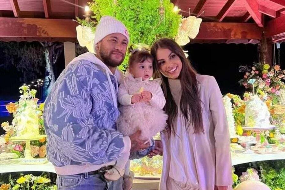 Neymar e Amanda Kimberlly com a filha Helena após cirurgia de emergência
