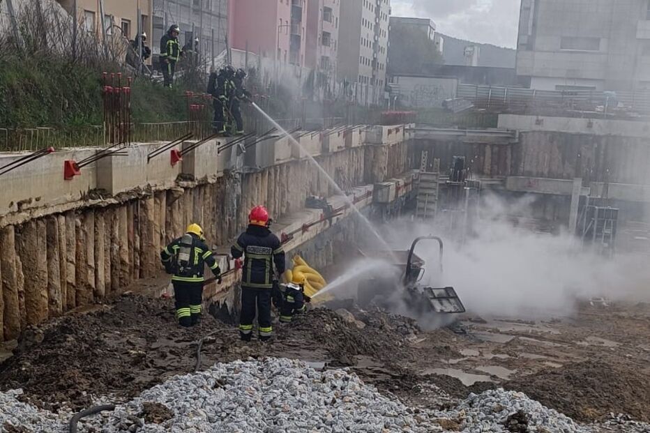 Bombeiros acionados para incêndio em retroescavadora em Braga