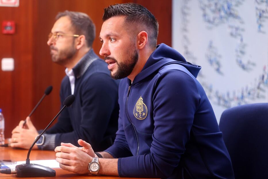 Francesco Farioli defendeu as exibições do FC Porto na conferência de imprensa de sábado