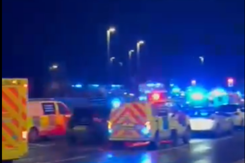 Várias pessoas esfaqueadas em comboio em Inglaterra. Há dois detidos