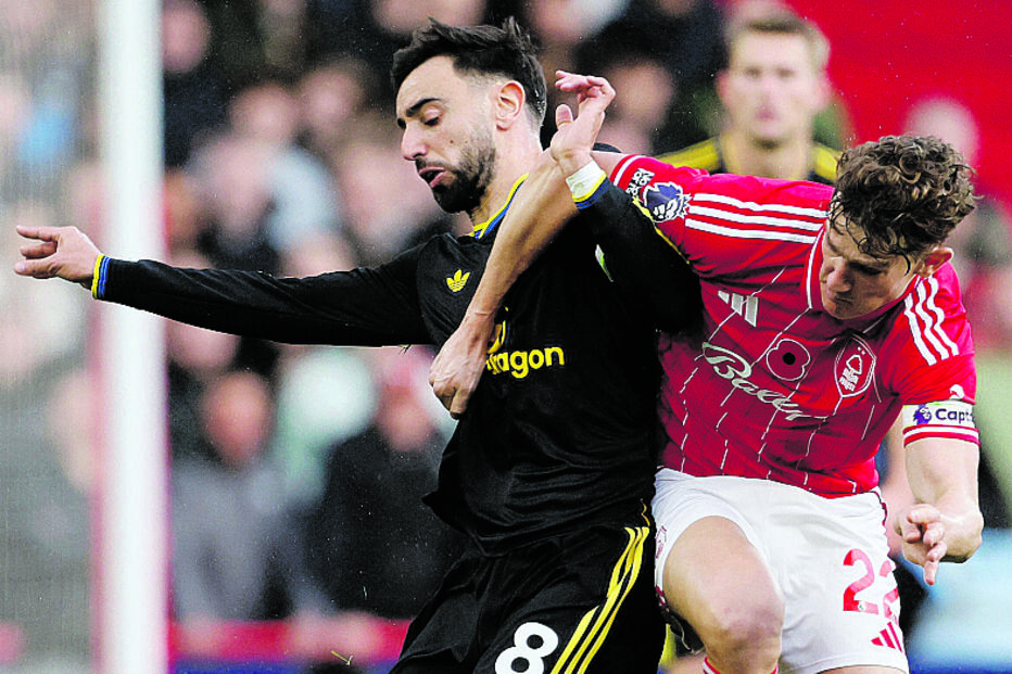 Bruno Fernandes em duelo com Ryan Yates