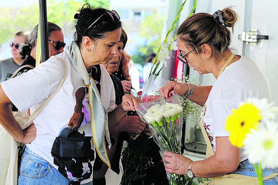 Muita afluencia para comprar flores junto aos cemitérios