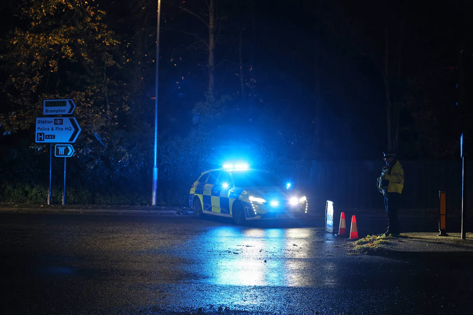 Polícia investiga esfaqueamento em comboio em Inglaterra, com dois detidos.
