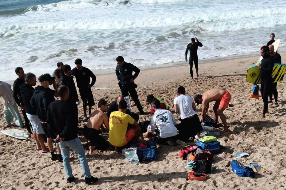 Praia com nadadores salvadores a prestar assistência