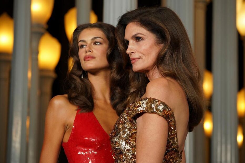 Kaia Gerber segue os passos da mãe, Cindy Crawford, no LACMA Art & Film Gala, em Los Angeles