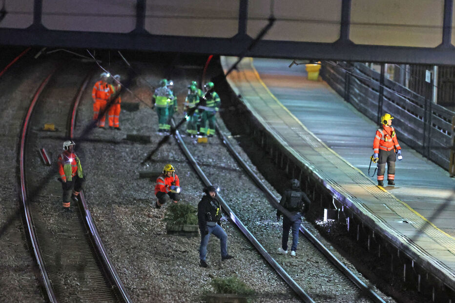 Homem acusado após esfaqueamento em comboio na Inglaterra; dois em estado grave