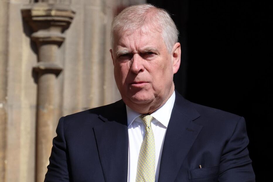 O príncipe André surge num evento público com um fato escuro e gravata clara