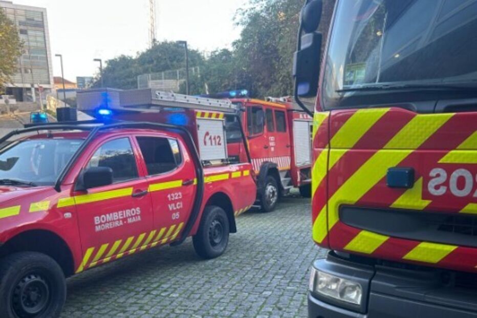 Zona de condicionamento de lixo parcialmente destruída pelas chamas