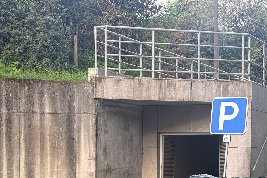 Zona de condicionamento de lixo parcialmente destruída pelas chamas