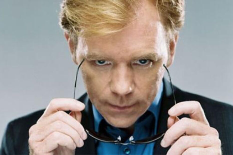 David Caruso encara o futuro com óculos na mão