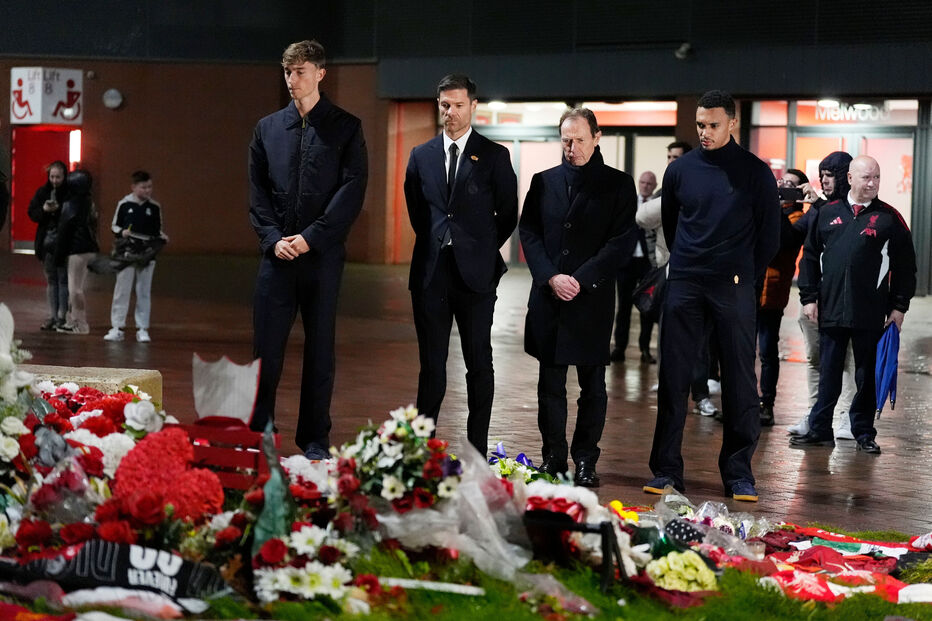 Real Madrid presta homenagem a Diogo Jota em Anfield