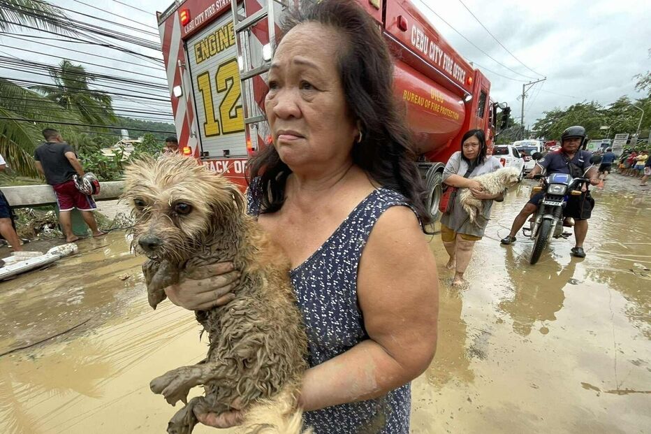 Inundações e mortes nas Filipinas após passagem do tufão Kalmaegi