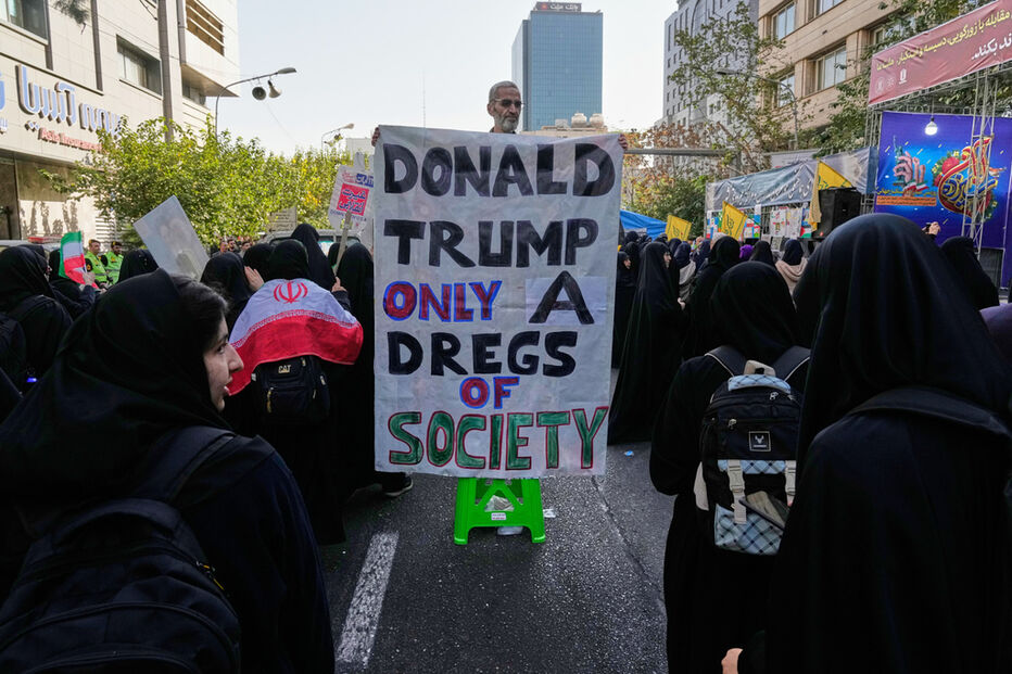 Irão assinala invasão da embaixada dos EUA com protestos e mensagens contra Donald Trump