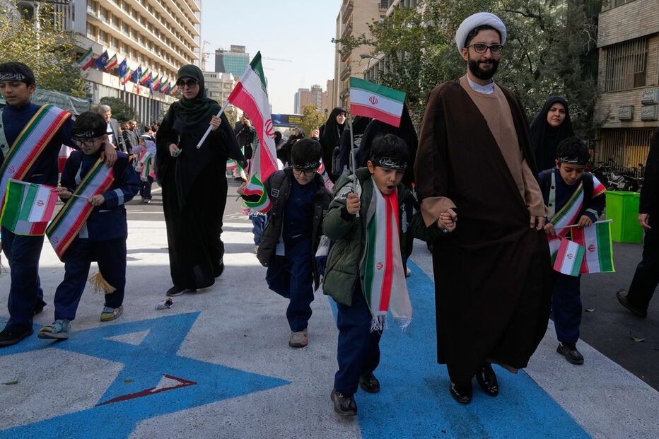 Em Teerão, manifestantes assinalam invasão da embaixada dos EUA e gritam 