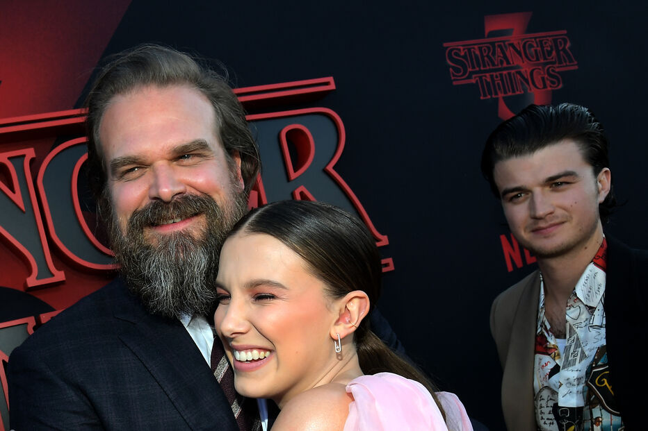 Millie Bobby Brown acusa David Harbour de assédio nas gravações de 