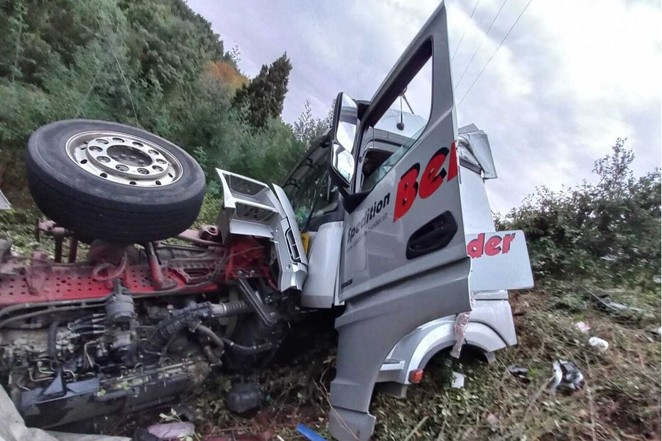 Camião acidentado na berma da estrada com danos visíveis
