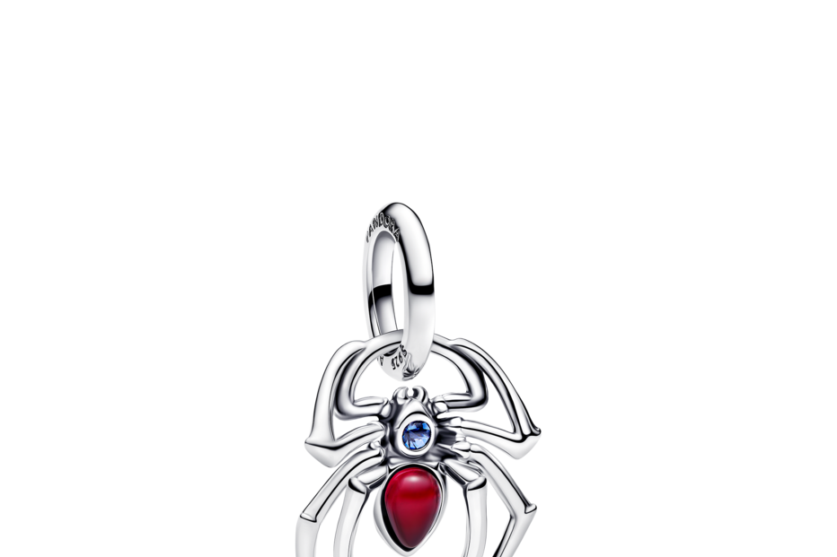 Um pendente de aranha com pedras vermelhas e azuis