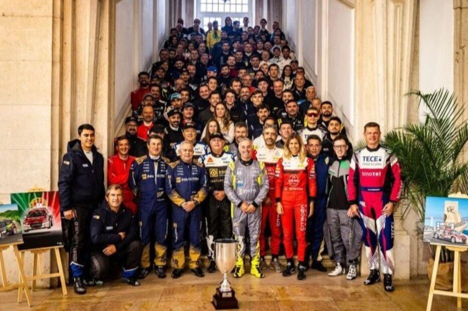 Grupo de pessoas posa para foto com troféu