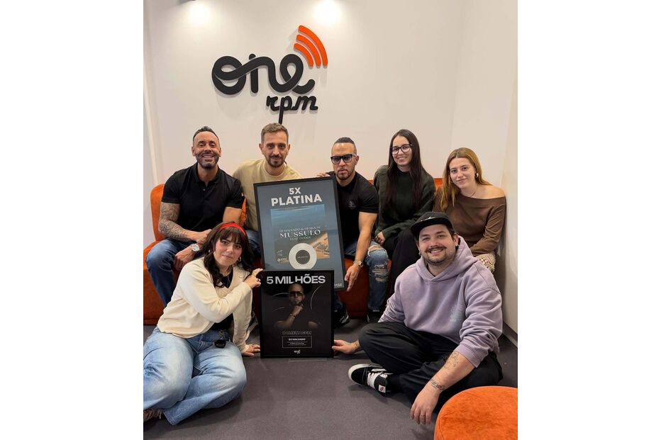 Equipa One rpm celebra sucesso de DJ Malvado com 5x platina e homenagem