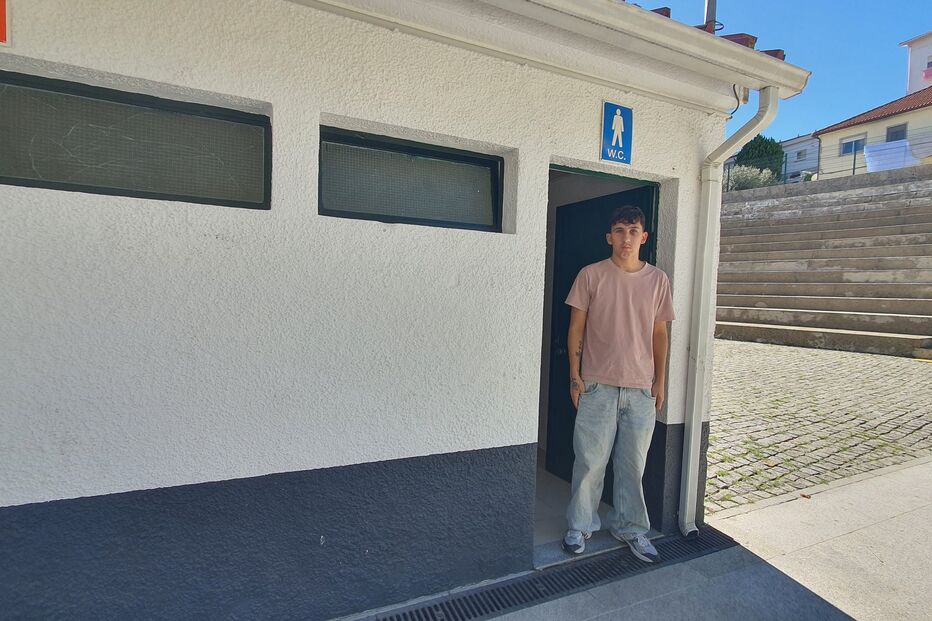 Jovem agredido em Seia por amigos numa casa de banho pública. GNR identificou seis agressores