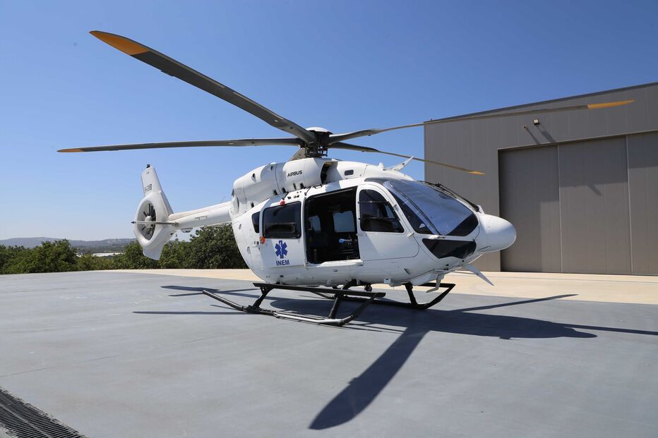 Helicóptero do INEM inoperacional para transporte de pacientes em maca