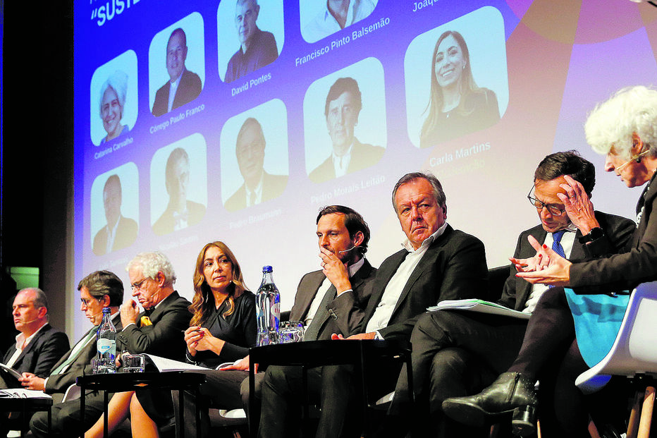 Luís Santana, CEO da Medialivre (3º à direita), foi um dos oradores da conferência promovida pelo regulador dos media