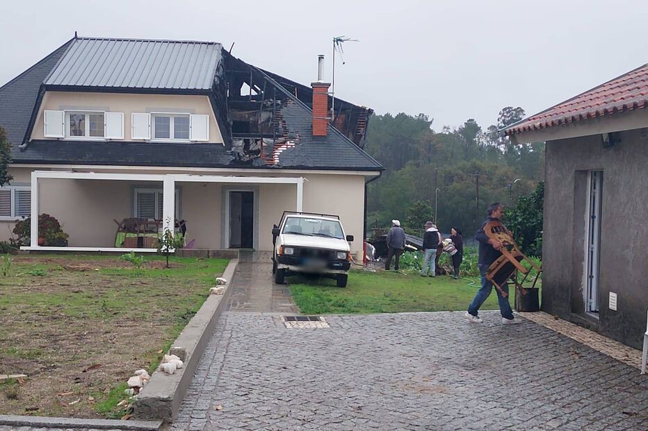 Casa em Sátão destruída após trovoada; proprietário, emigrante em França, foi alertado por vizinhos