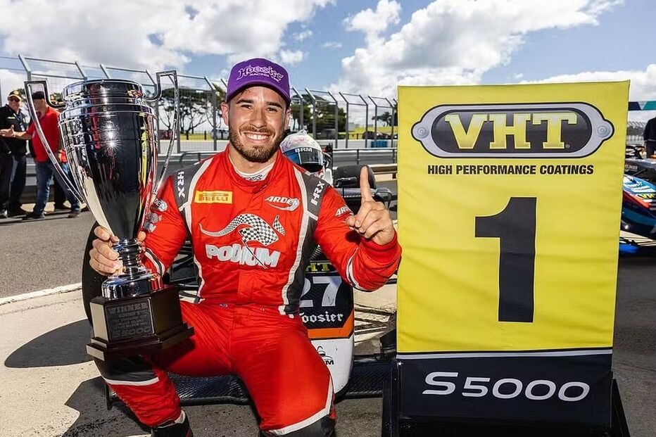 Piloto de S5000 celebra vitória com troféu