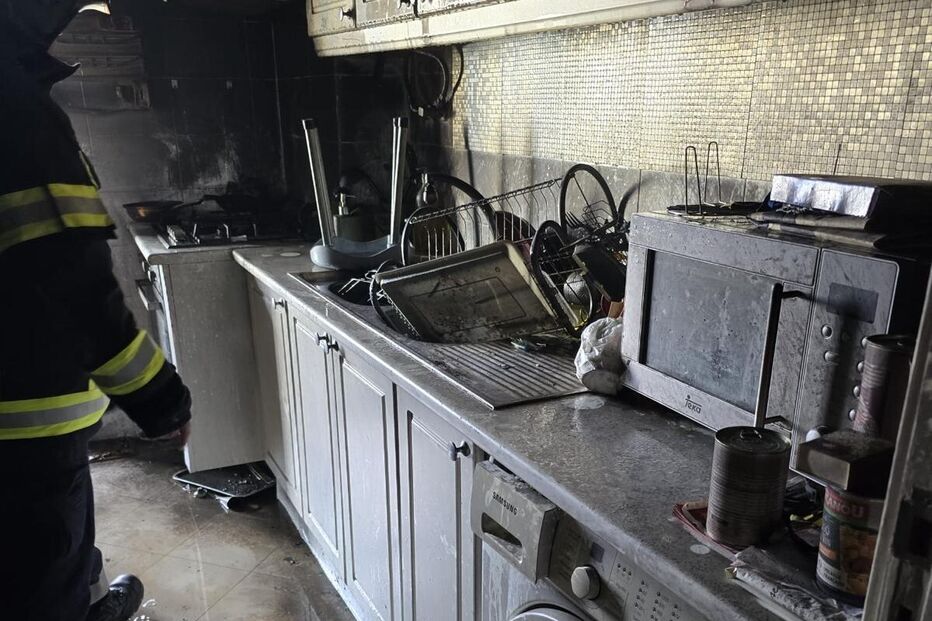 Incêndio em Faro desalojou uma mulher e o filho; chamas danificaram cozinha e quarto