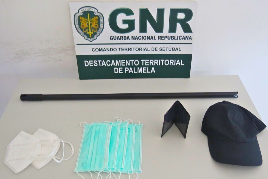 GNR detém suspeitos de assaltos a idosos no Montijo. Material apreendido visível