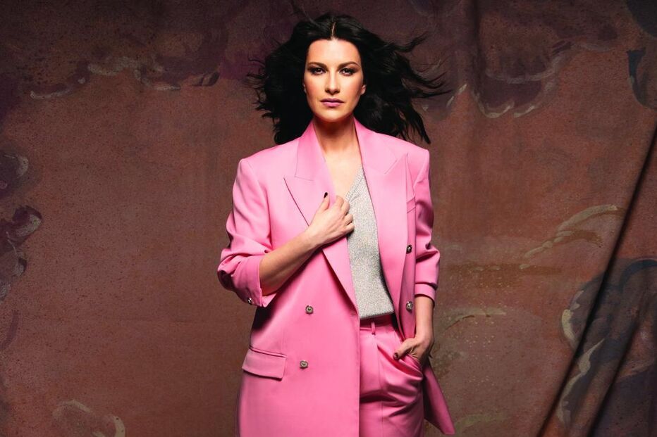 Mulher posa com fato rosa, elegância e estilo em destaque