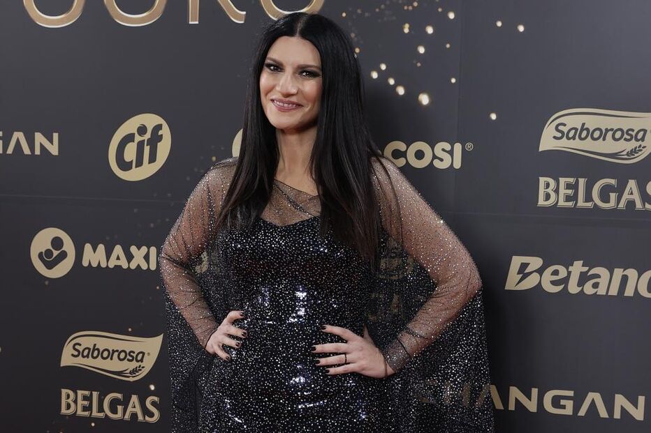 Atriz veste um vestido brilhante num evento