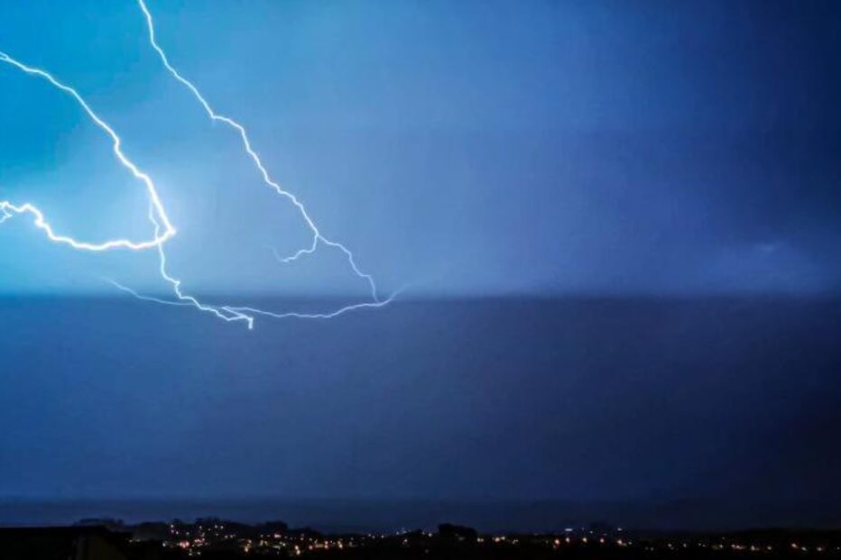 Mau tempo causa inundações, queda de árvores e deixa milhares sem luz em Portugal
