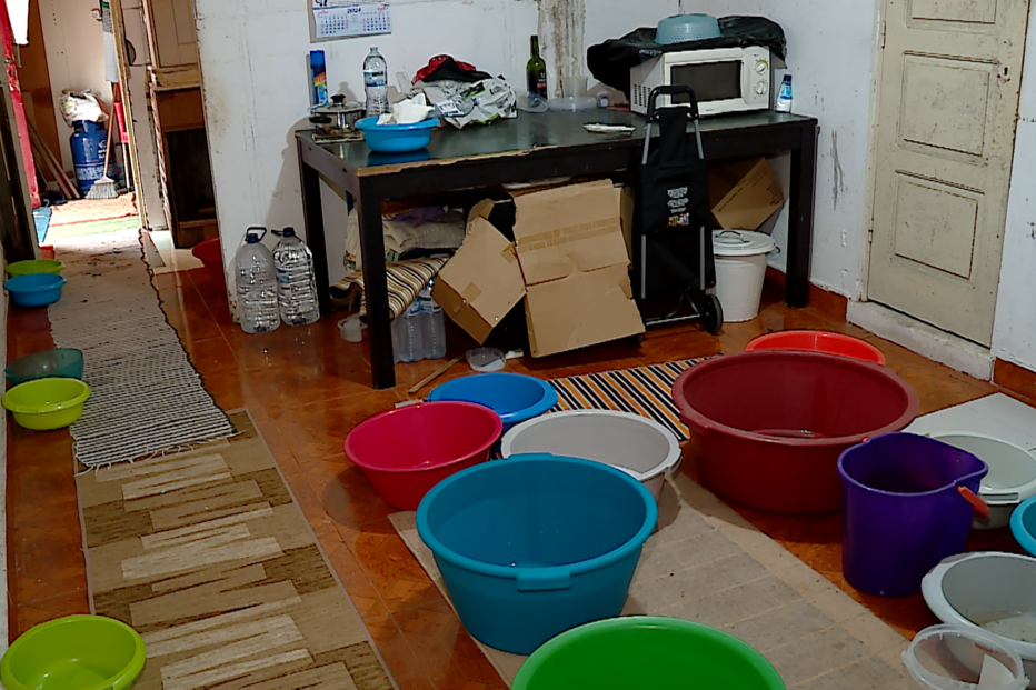 Idosa tem de colocar bacias pela casa