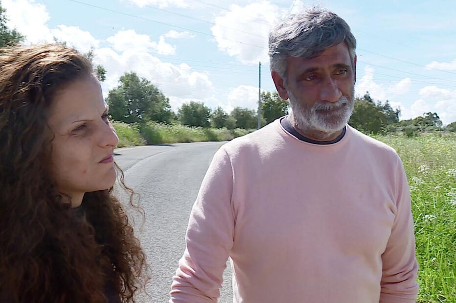 Um homem e uma mulher numa estrada rural