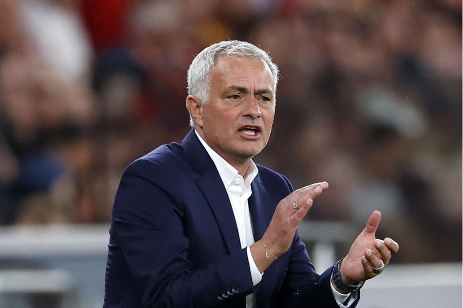 José Mourinho durante o jogo do Benfica contra o Bayer Leverkusen