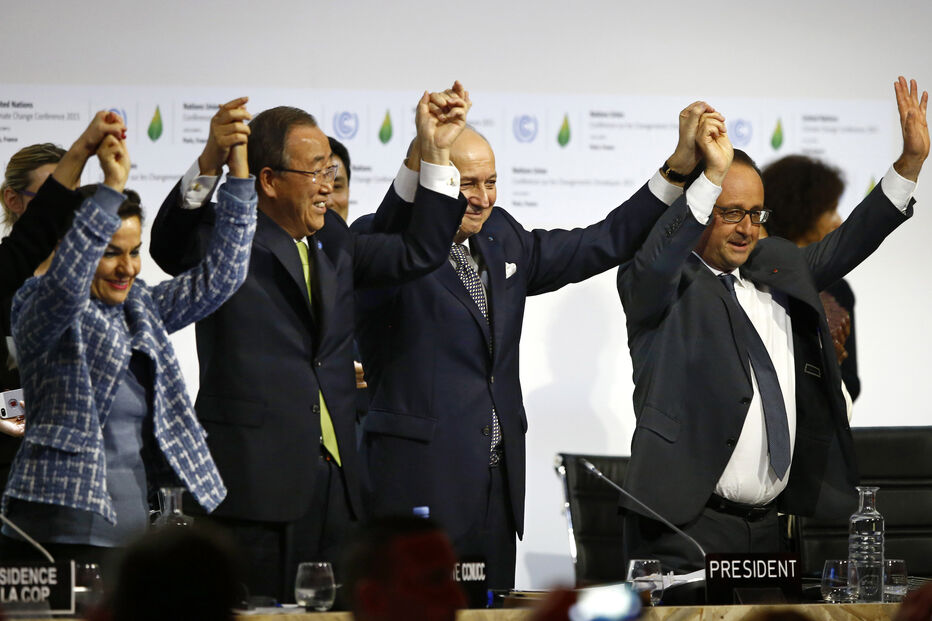 Líderes mundiais celebram acordo na Conferência das Nações Unidas sobre as Alterações Climáticas de 2015, em Paris