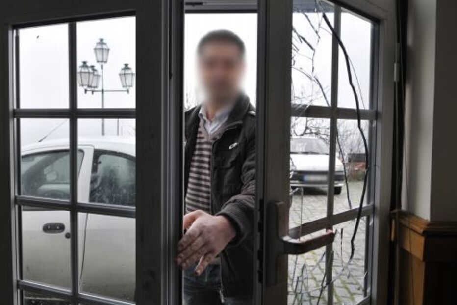 Homem entra por porta com vidro partido