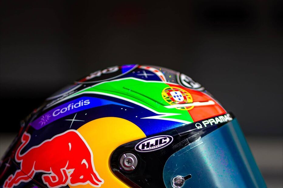 Miguel Oliveira compete em Portimão com um capacete especial Red Bull e cores de Portugal.

