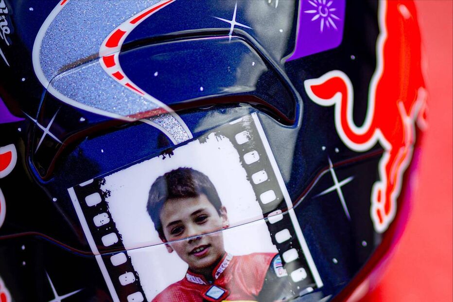 Capacete especial de Miguel Oliveira com foto do piloto em criança para o GP de Portimão