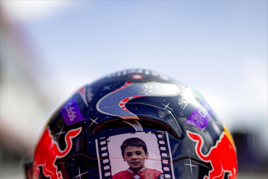 Capacete especial de Miguel Oliveira com foto de infância e frase motivacional.
