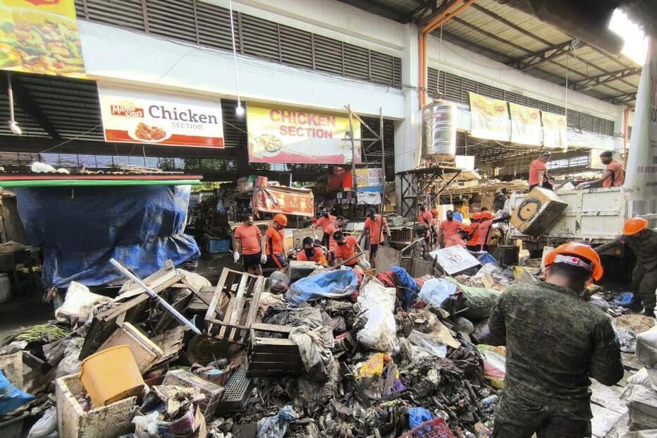 Após o tufão Kalmaegi, equipas limpam mercado nas Filipinas e Vietname