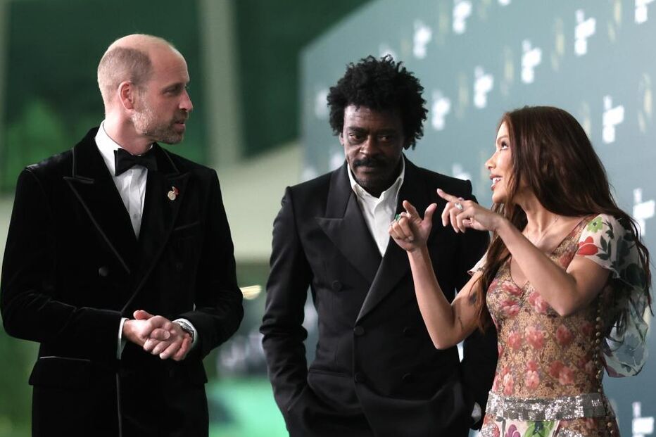 O príncipe William com Naughty Boy e Anitta num evento